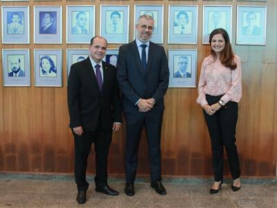 Foto da Notícia: Em solenidade oficial, foto de Maurício Aude é descerrada